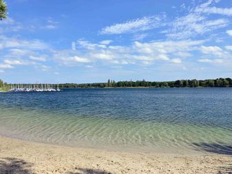 Kristallblaues Wasser am Ufer des Tankumsees bei Gifhorn. Kristallblaues Wasser am Ufer des Tankumsees bei Gifhorn.