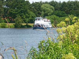 Das Fahrgastschiff M.S. Wappen von Celle verkehrt zwischen Winsen (Aller) und Celle Das Fahrgastschiff M.S. Wappen von Celle verkehrt zwischen Winsen (Aller) und Celle