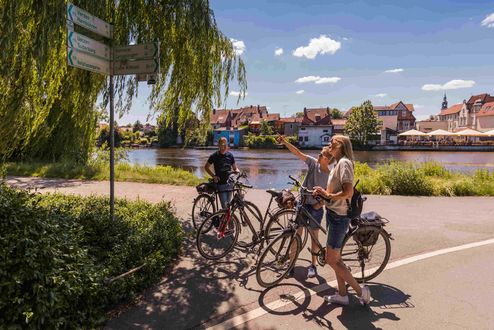 Wegweiser weisen die richtige Richtung des Radwegs Wegweiser weisen die richtige Richtung des Radwegs