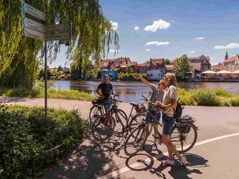 Wegweiser weisen die richtige Richtung des Radwegs Wegweiser weisen die richtige Richtung des Radwegs