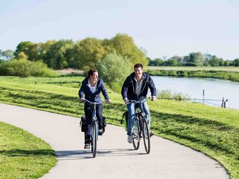 Radfahrer auf dem Aller-Radweg im Aller-Leine-Tal Radfahrer auf dem Aller-Radweg im Aller-Leine-Tal