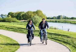 Radfahrer auf dem Aller-Radweg im Aller-Leine-Tal