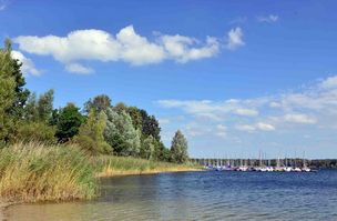 Der Tankumsee bei Gifhorn mit Segelbooten Der Tankumsee bei Gifhorn mit Segelbooten