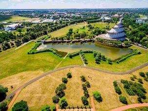 Der Elbauenpark in Magdeburg mit dem Jahrtausendturm Der Elbauenpark in Magdeburg mit dem Jahrtausendturm