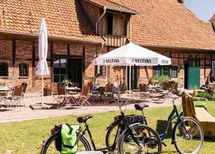 Radfahrer kehren für eine Pause ein Radfahrer kehren für eine Pause ein