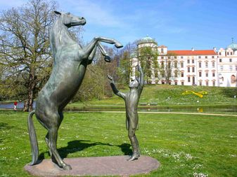 Hengst Wohlklang im Schlosspark Hengst Wohlklang im Schlosspark