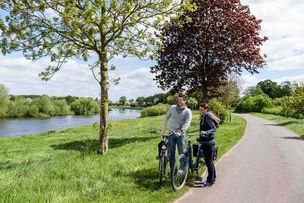 Radfahrer unterwegs im Aller-Leine-Tal Radfahrer unterwegs im Aller-Leine-Tal