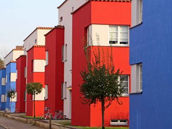 Der Italienische Garten in Celle mit seinen blau-roten Kuben Der Italienische Garten in Celle mit seinen blau-roten Kuben