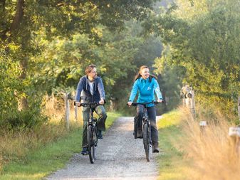 Radfahrer unterwegs im Wald am Aller-Radweg Radfahrer unterwegs im Wald am Aller-Radweg